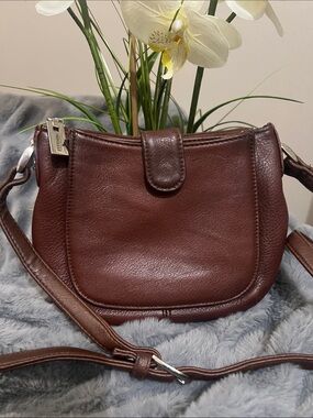 Aurielle Vintage Chocolate Brown Leather Crossbody / Shoulder Bag GUC retail $85